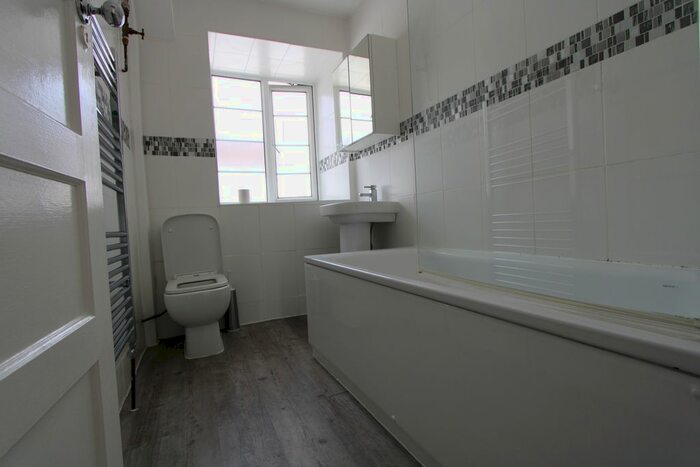 2 Bedroom Flat To Rent In Barrow Road, Streatham, SW16