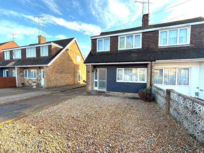 3 Bedroom Semi-Detached House For Sale In Eaton Valley Road, St Annes, Luton, Bedfordshire, LU2