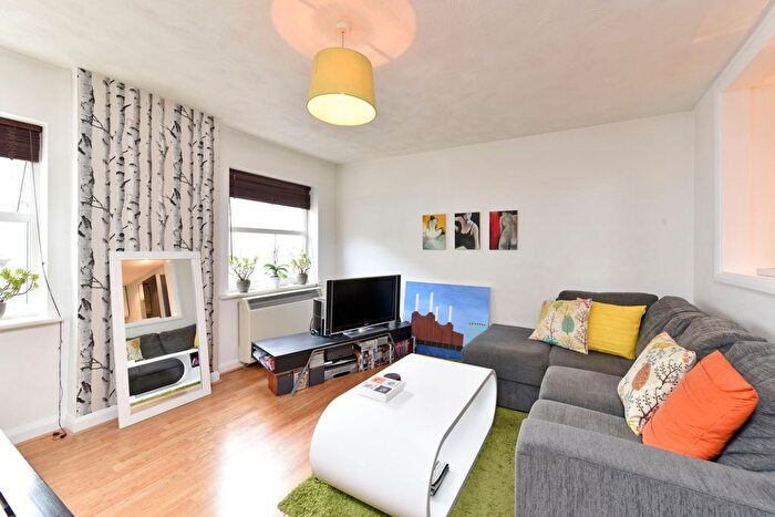 1 Bedroom Flat To Rent In Battersea Park Road, London, SW8