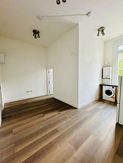 2 Bedroom Flat To Rent In London, SW2