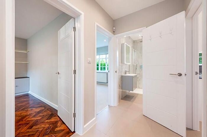 1 Bedroom Flat To Rent In Midholm Close, Golders Green, London, NW11