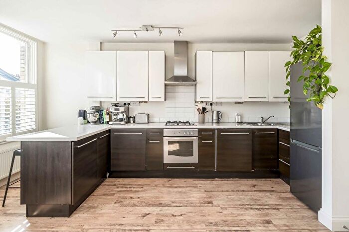 2 Bedroom Flat For Sale In Dornton Road, London, SW12