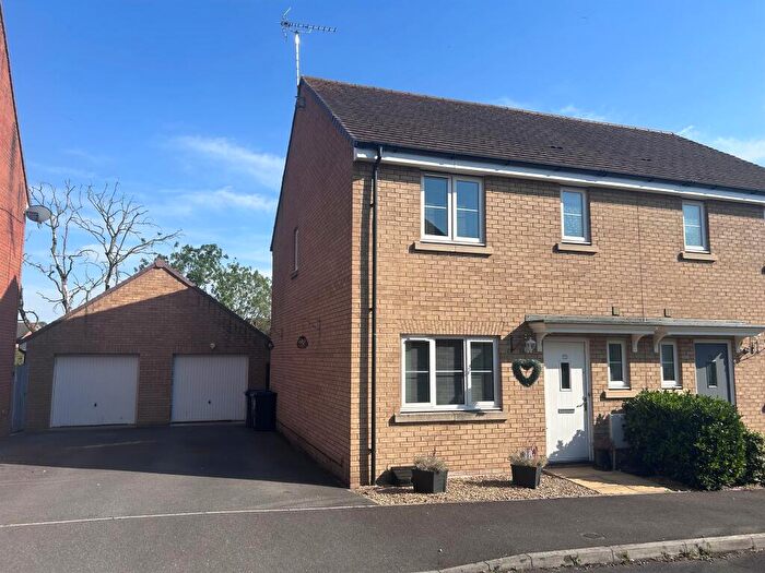 3 Bedroom Semi-Detached House For Sale In Dakota Drive, Calne, SN11