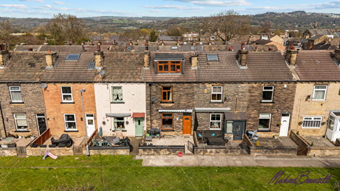 4 Bedroom Terraced House For Sale In South View, Greengates, Bradford, BD10