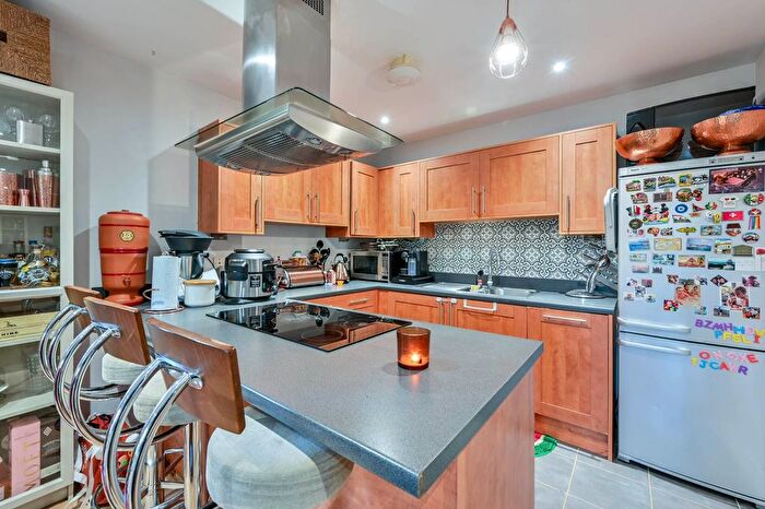 2 Bedroom Flat To Rent In Stratford Court, Woking, GU21