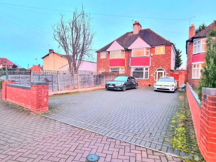 3 Bedroom Semi-Detached House To Rent In Warwards Lane, Selly Park, B29