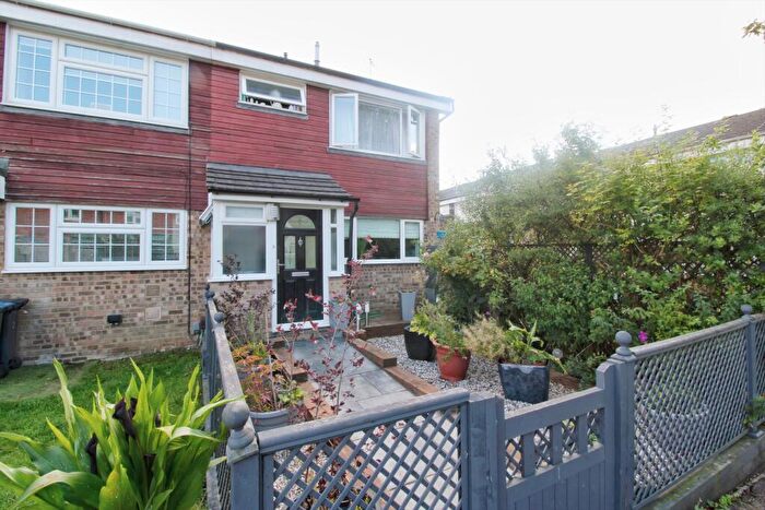 3 Bedroom Semi Detached House For Sale In Pinewood Close, Harlow, CM17