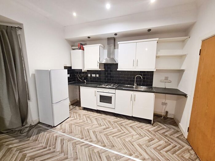3 Bedroom Flat To Rent In Romford Road, Forest Gate, London, Ad, Uk, E7