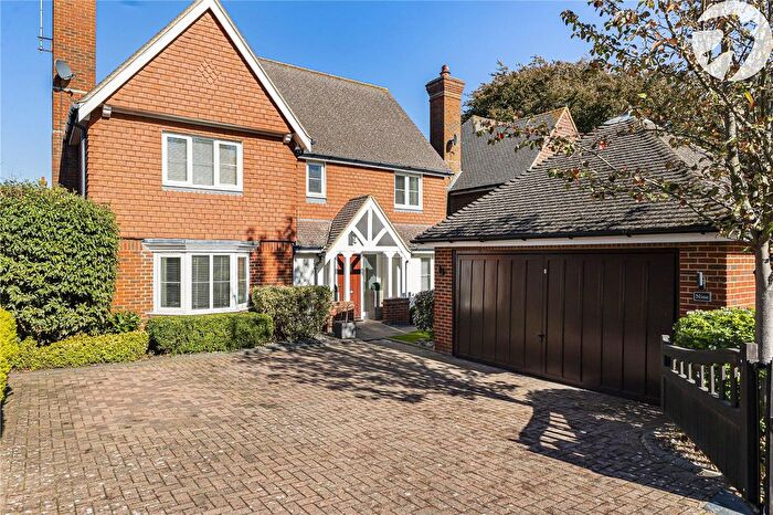 4 Bedroom Detached House For Sale In Hawthorn Park, Swanley, Kent, BR8