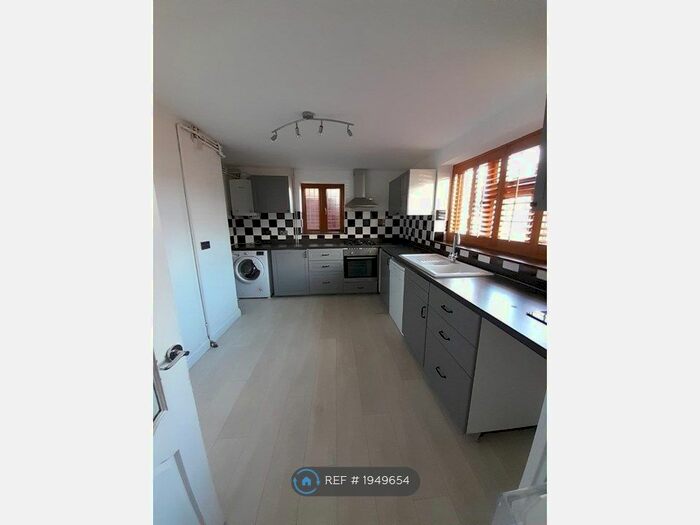 3 Bedroom End Of Terrace House To Rent In Macon Way, Upminster, RM14