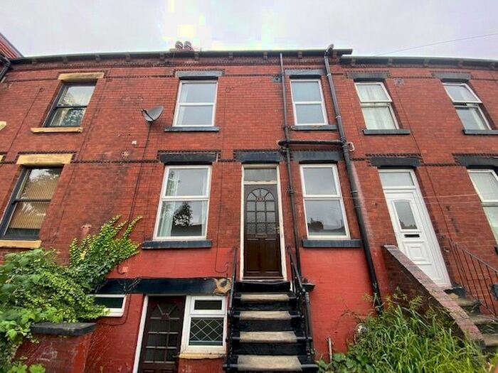 2 Bedroom Property To Rent In Longroyd Crescent, Leeds, LS11