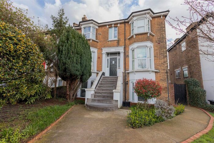 1 Bedroom Flat For Sale In Hermon Hill, Wanstead, E11