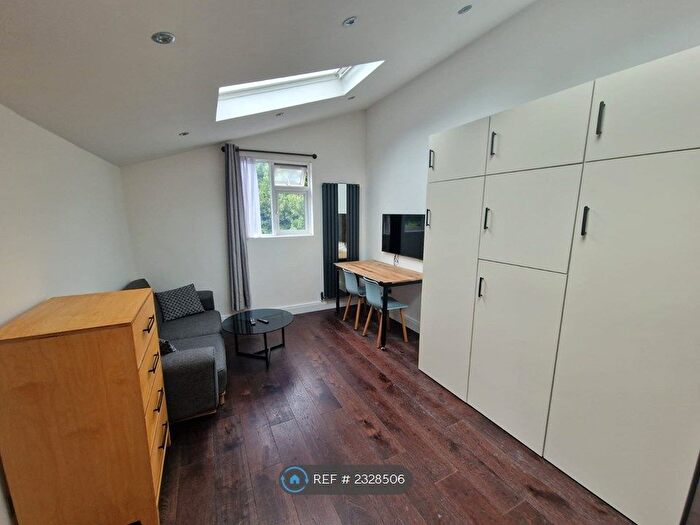 Studio To Rent In Frobisher Road, London, N8