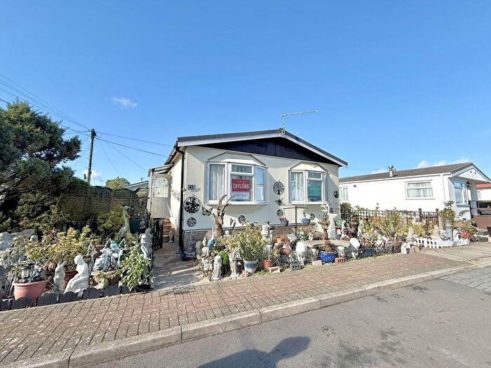 2 Bedroom Park Home For Sale In Woodside Home Park, Woodside, LU1