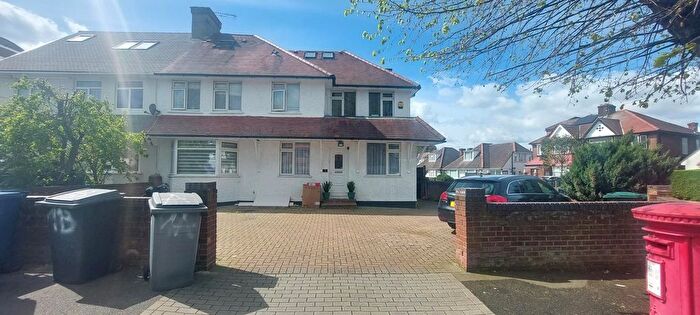 3 Bedroom Flat To Rent In Greenfield Gardens, London, Greater London, NW2