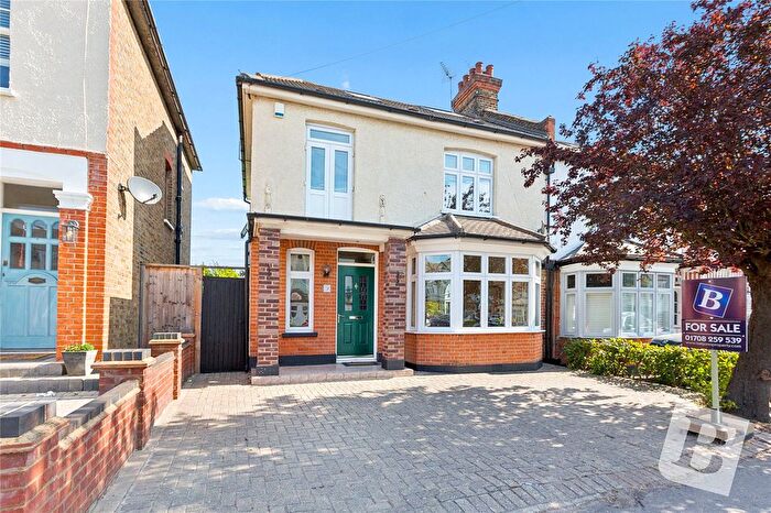 4 Bedroom Semi-detached House For Sale In Howard Road, Upminster, RM14