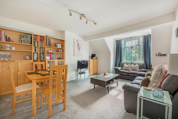 2 Bedroom Flat To Rent In . West Hill, London, SW15