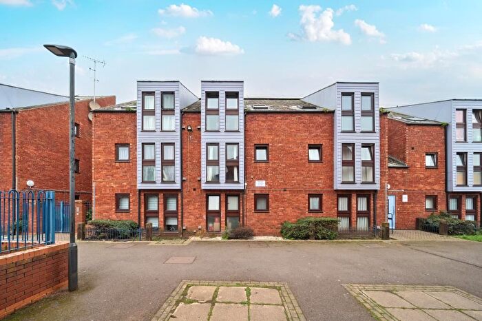 1 Bedroom Flat For Sale In Enid Blyton House, Aylesbury, HP19