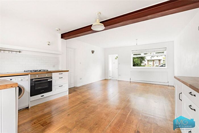 2 Bedroom Maisonette For Sale In Cromwell Close, London, N2