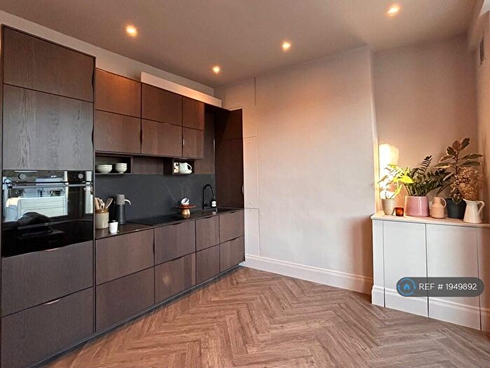 2 Bedroom Flat To Rent In Lyndhurst Way, Peckham, SE15