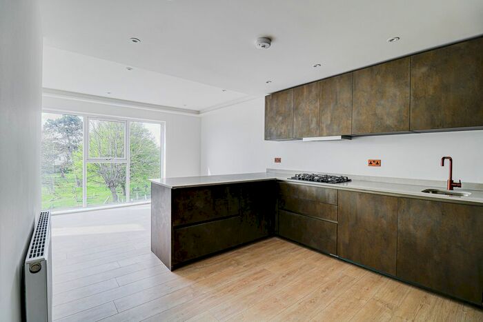 3 Bedroom Flat To Rent In London Road, Leigh-On-Sea, SS9