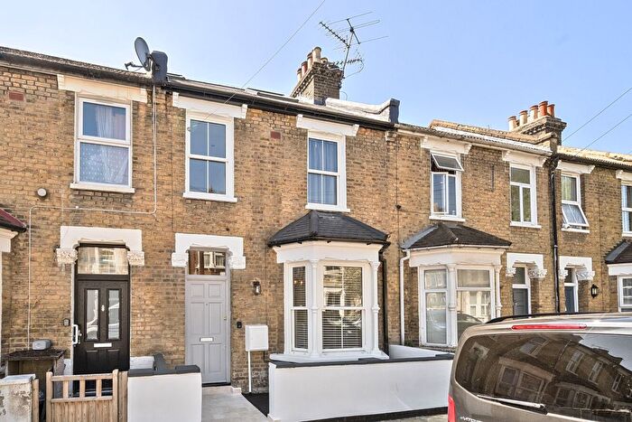 4 Bedroom Detached House For Sale In Graveney Road, Tooting, London, SW17