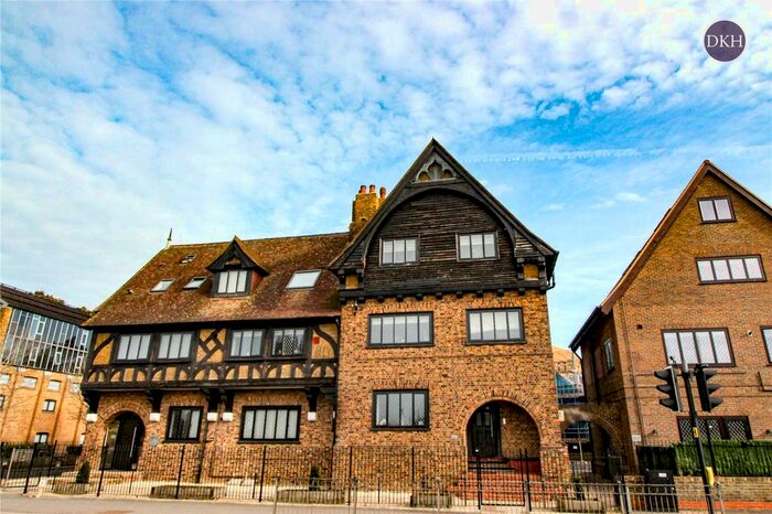 1 Bedroom Flat To Rent In High Street, Bushey, Hertfordshire, WD23