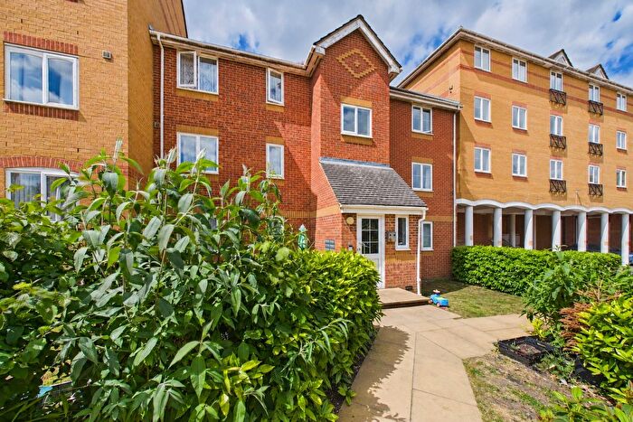 2 Bedroom Flat For Sale In Ascot Court, Aldershot, Hampshire, GU11