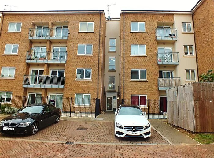 2 Bedroom Flat To Rent In Gateway Court, Convent Way, Southall, UB2