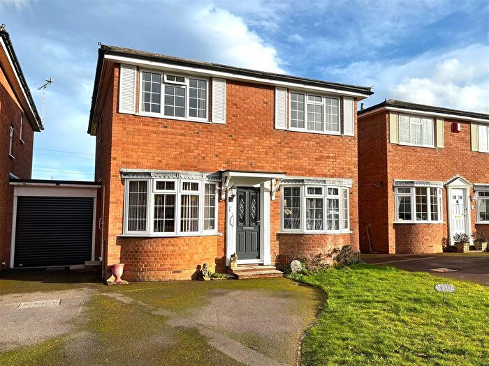 4 Bedroom Link Detached House For Sale In Kashmir Close, New Haw, Addlestone, KT15
