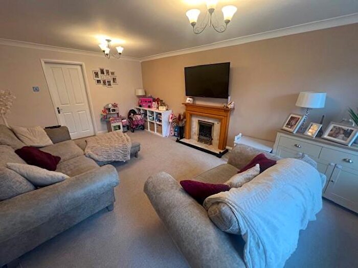 4 Bedroom House To Rent In Lindisfarne, Glascote, Tamworth, B77