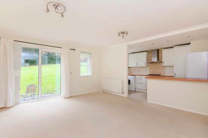 2 Bedroom Flat To Rent In Queensmere Road, Wimbledon, SW19