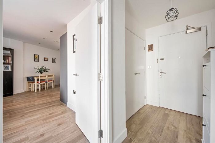 2 Bedroom Flat For Sale In Wansbeck Road, Hackney, E3