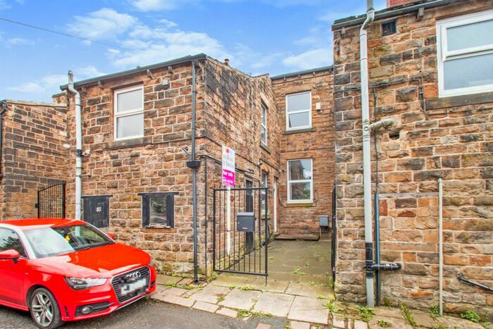 5 Bedroom Property To Rent In Fieldhead, Birstall, Batley, WF17