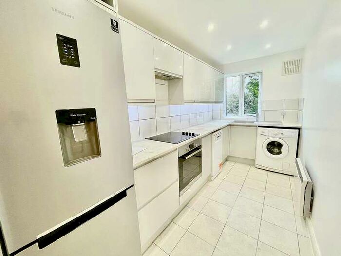 1 Bedroom Flat To Rent In Levert Close, WD25