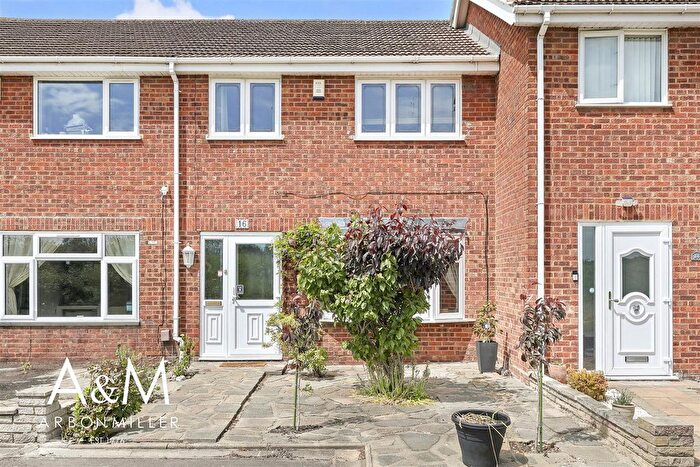 3 Bedroom Terraced House For Sale In Roborough Walk, Hornchurch, RM12