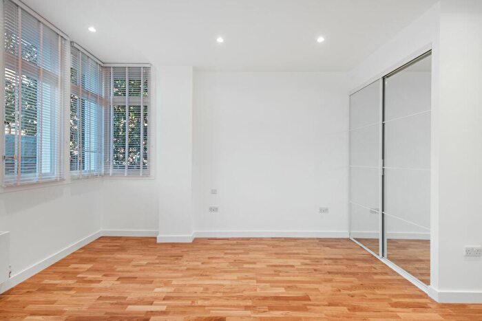 Flat To Rent In Flat Canfield Gardens, NW6