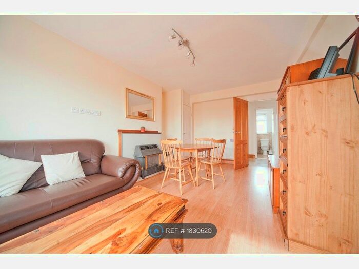 3 Bedroom Flat To Rent In Great Suffolk Street, London, SE1