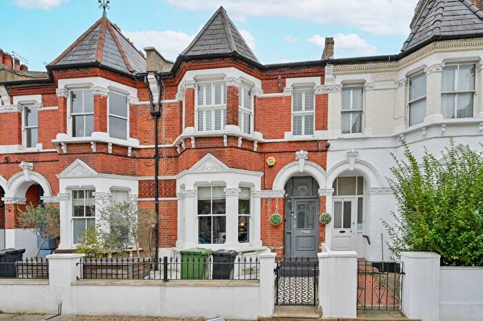 1 Bedroom Flat To Rent In Lakeside Road, Shepherd's Bush, London, W14