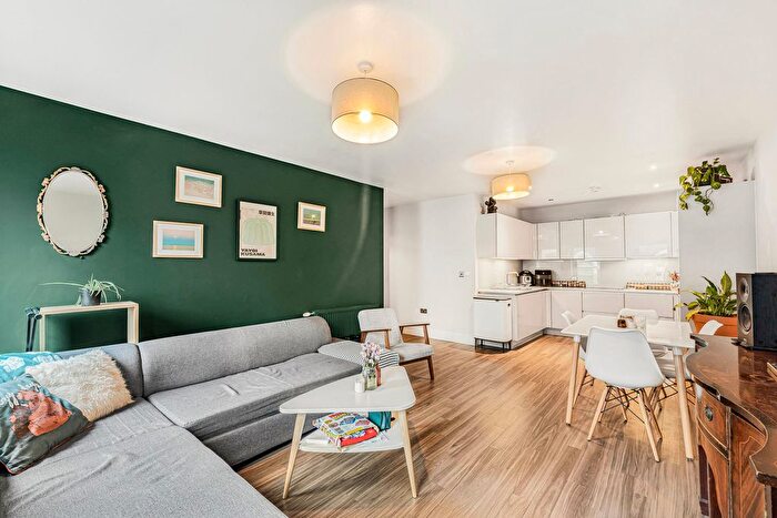3 Bedroom Flat For Sale In Kingsland High Street, London, E8