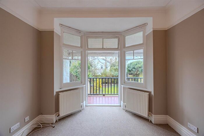 1 Bedroom Flat To Rent In Queens Road, Leigh-On-Sea, SS9