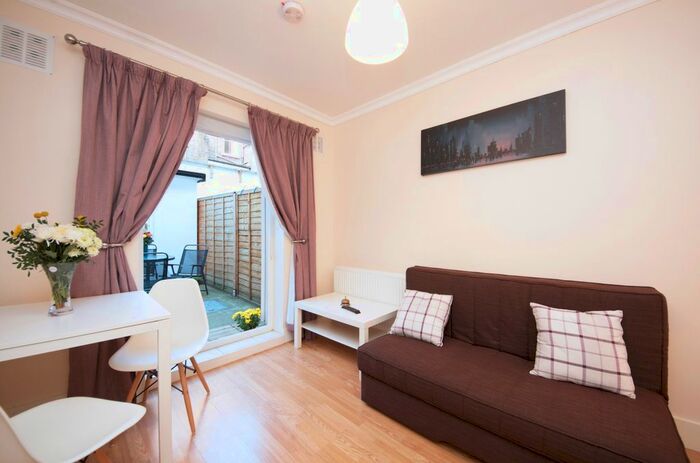 1 Bedroom Flat To Rent In Guntersone Road, London, W14