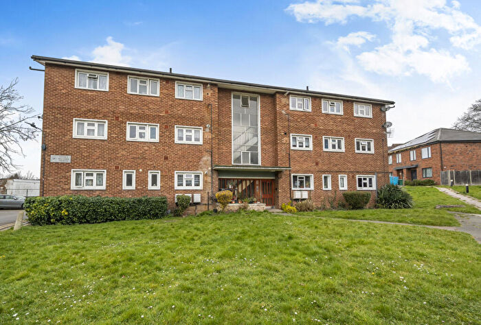 2 Bedroom Apartment For Sale In Buck Lane, London, NW9