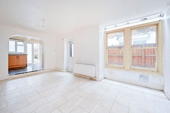 2 Bedroom Flat To Rent In Davisville Road, Ravenscourt Park, London, W12