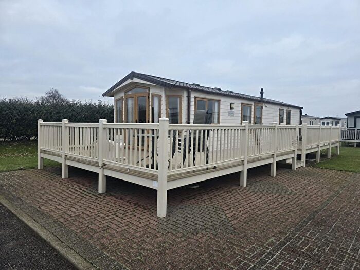 2 Bedroom Mobile/park Home For Sale In Hornsea Road, Skipsea, Driffield, YO25