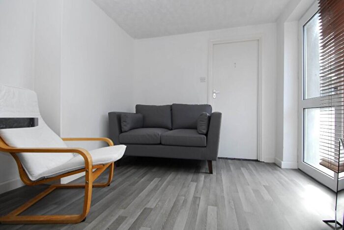 3 Bedroom Flat To Rent In Cheltenham Place, Plymouth, Devon, PL4