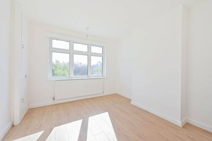 4 Bedroom Semi-Detached House To Rent In Martin Grove, Morden, SM4