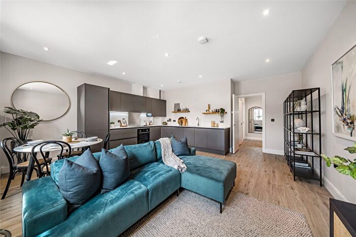 1 Bedroom Flat For Sale In New Haw, Addlestone, Surrey, KT15