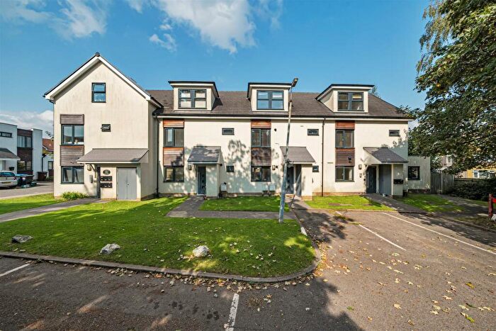 2 Bedroom Flat To Rent In Firs Close, Caterham, CR3