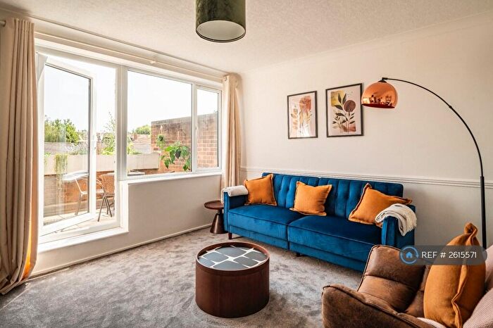 3 Bedroom Flat To Rent In Kingdon House, London, E14